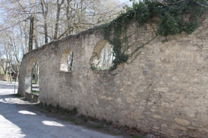 Mur troué de l'époque à Pennautier