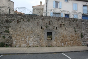 Mur à l'entrée du village